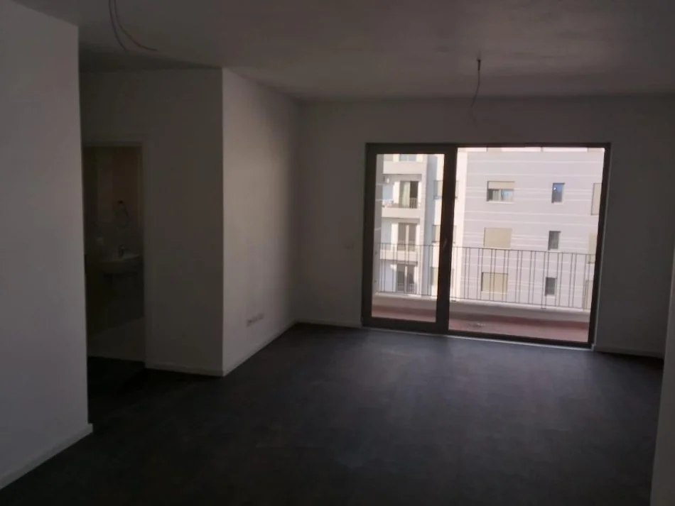 Tirane, jepet me qira apartament 2+1+ post parkimi , 98 m² (Rr.e Dibres) 700€