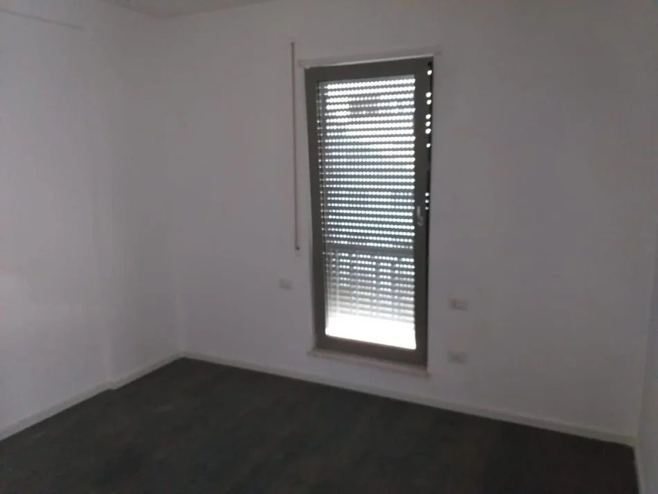 Tirane, jepet me qira apartament 2+1+ post parkimi , 98 m² (Rr.e Dibres) 700€