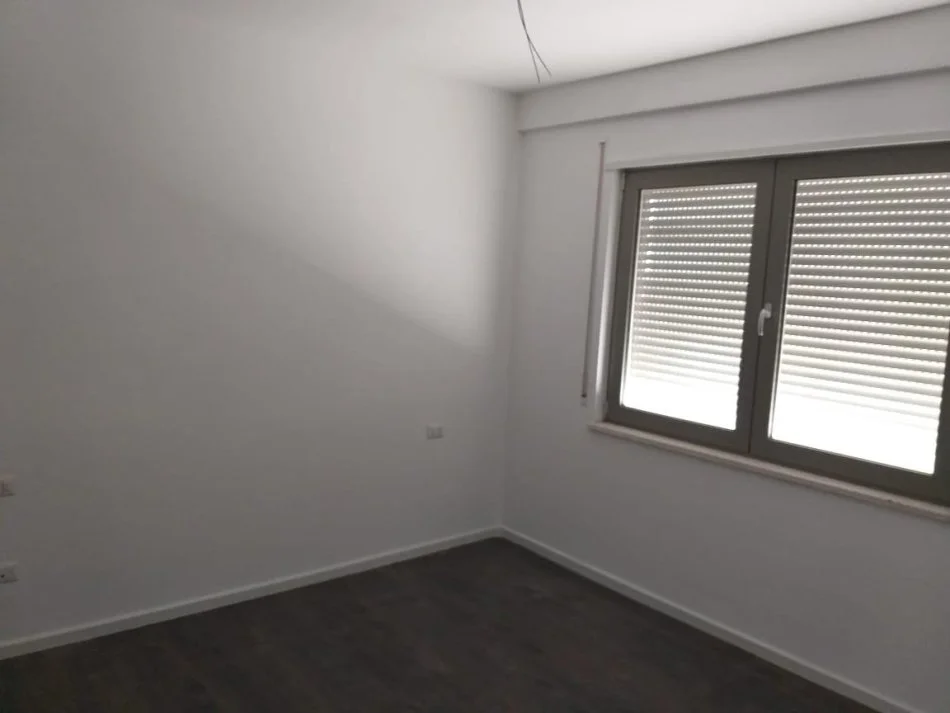 Tirane, jepet me qira apartament 2+1+ post parkimi , 98 m² (Rr.e Dibres) 700€