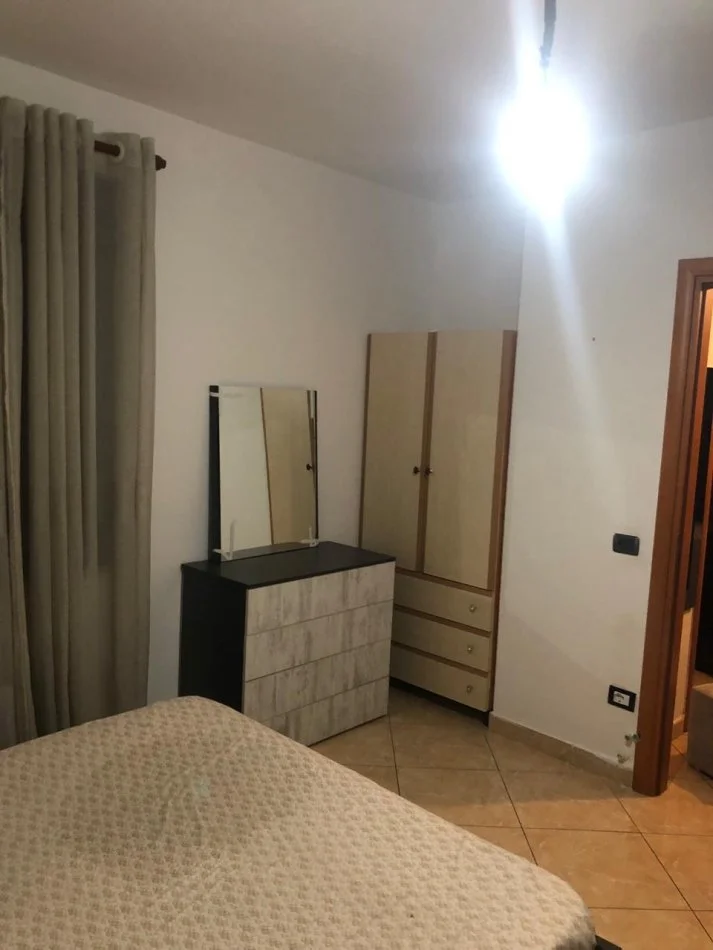 Tirane, jepet me qera apartament 1+1 Kati 4, 550 € (Qender)