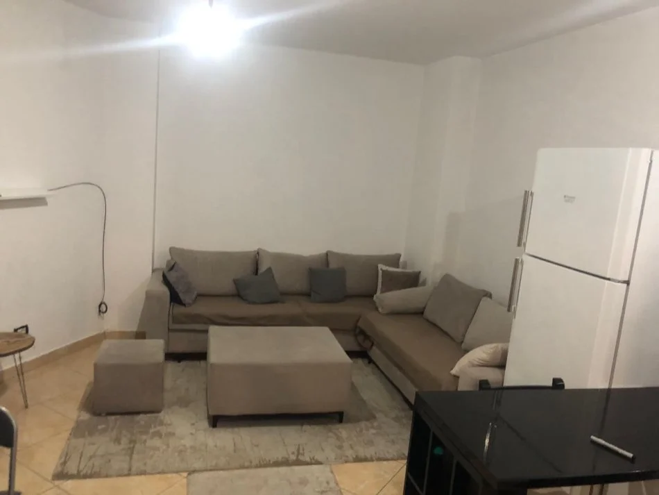 Tirane, jepet me qera apartament 1+1 Kati 4, 550 € (Qender)