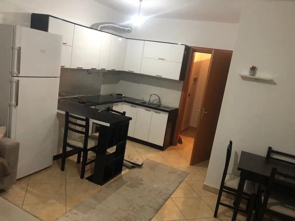 Tirane, jepet me qera apartament 1+1 Kati 4, 550 € (Qender)