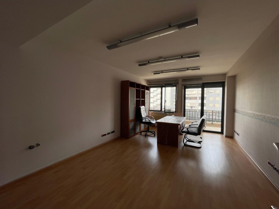 Tirane, jepet me qera ambjent biznesi Kati 2, 300 m² 3.500 € (Mbikalimi Komunes)