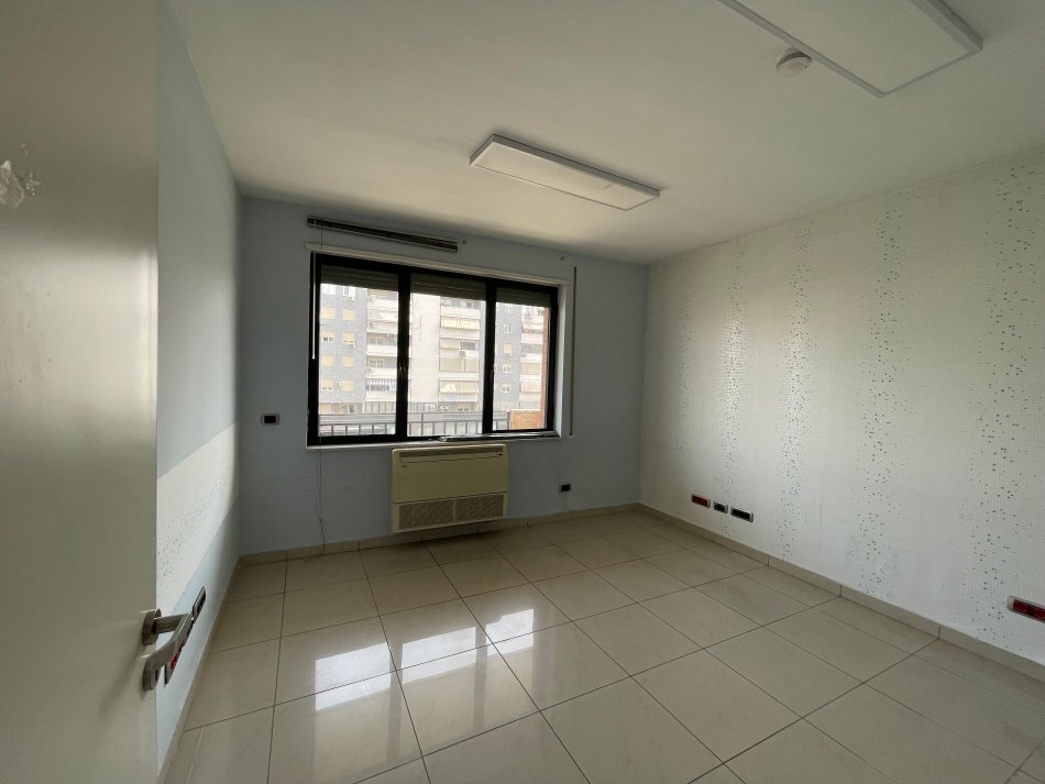 Tirane, jepet me qera ambjent biznesi Kati 2, 300 m² 3.500 € (Mbikalimi Komunes)