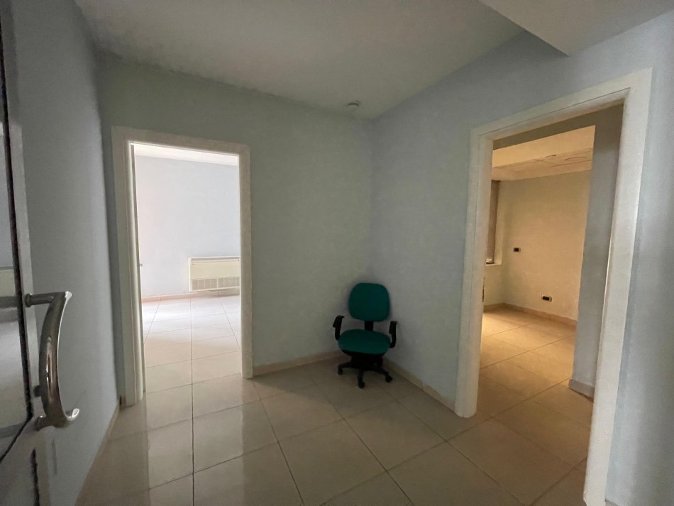 Tirane, jepet me qera ambjent biznesi Kati 2, 300 m² 3.500 € (Mbikalimi Komunes)