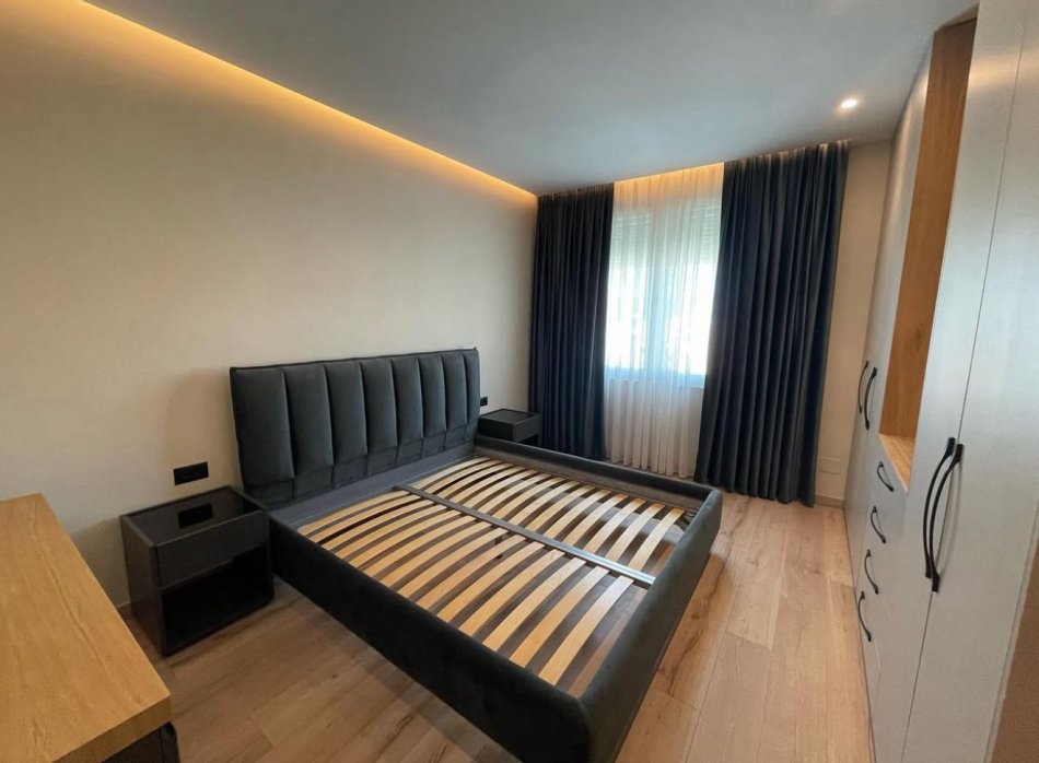 Tirane, jepet me qera apartament 2+1+Ballkon Kati 3, 110 m² 1.000 € (Kopshti botanik)