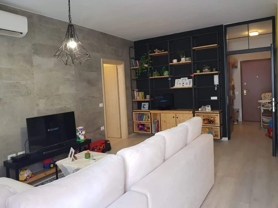 Tirane, jepet me qera apartament 1+1+Ballkon Kati 3, 65 m² 600 € (Komuna parisit pran olimpikut)
