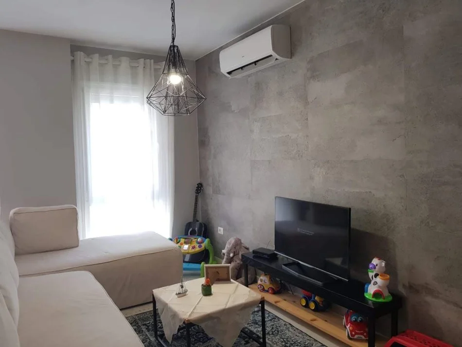 Tirane, jepet me qera apartament 1+1+Ballkon Kati 3, 65 m² 600 € (Komuna parisit pran olimpikut)