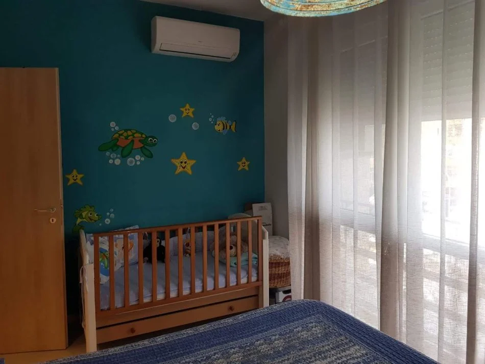 Tirane, jepet me qera apartament 1+1+Ballkon Kati 3, 65 m² 600 € (Komuna parisit pran olimpikut)