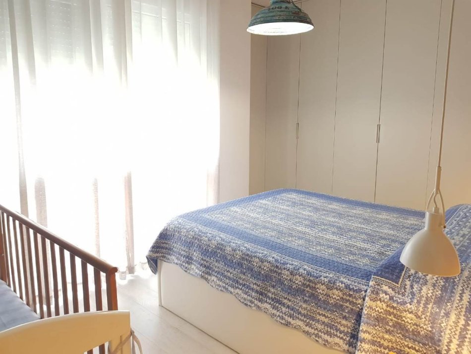 Tirane, jepet me qera apartament 1+1+Ballkon Kati 3, 65 m² 600 € (Komuna parisit pran olimpikut)