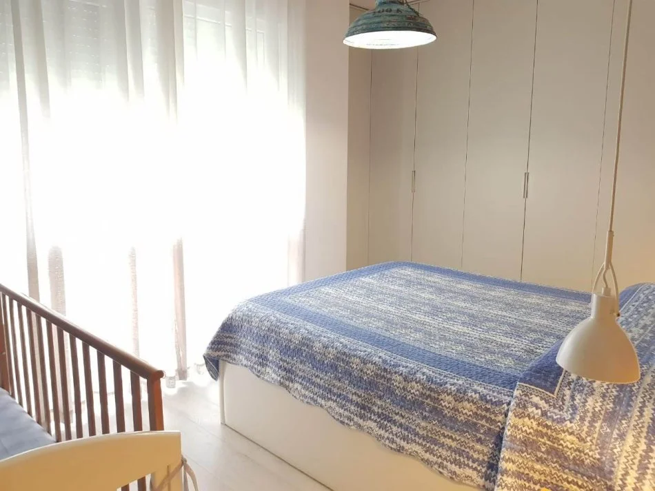 Tirane, jepet me qera apartament 1+1+Ballkon Kati 3, 65 m² 600 € (Komuna parisit pran olimpikut)