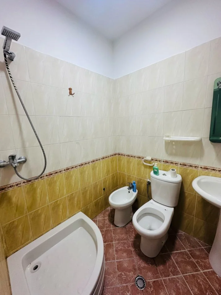 Tirane, jepet me qera apartament 1+1 , 450 € 