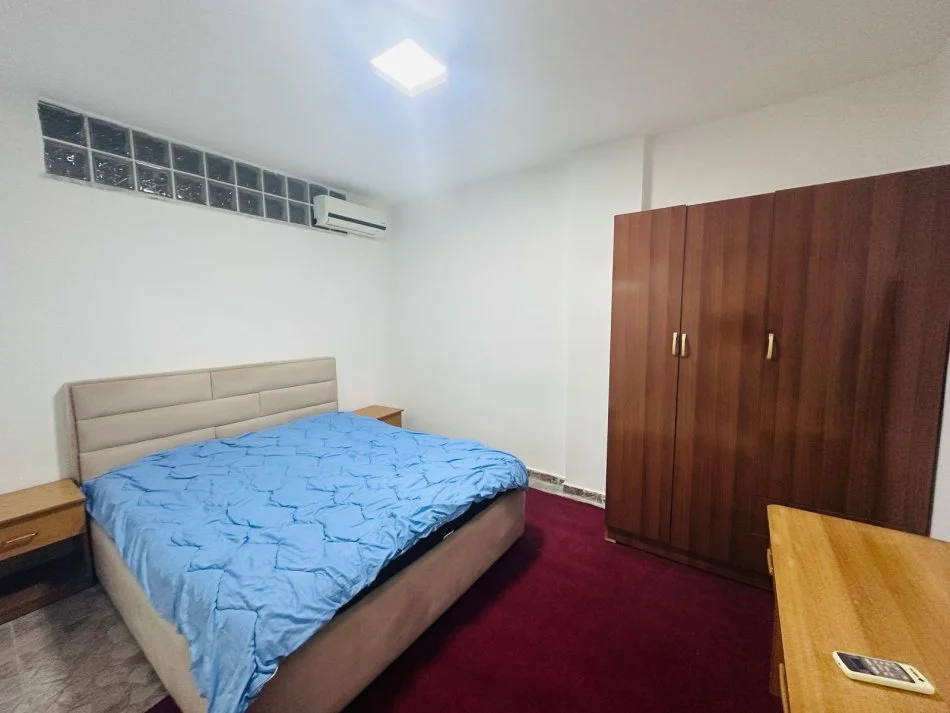 Tirane, jepet me qera apartament 1+1 , 450 € 