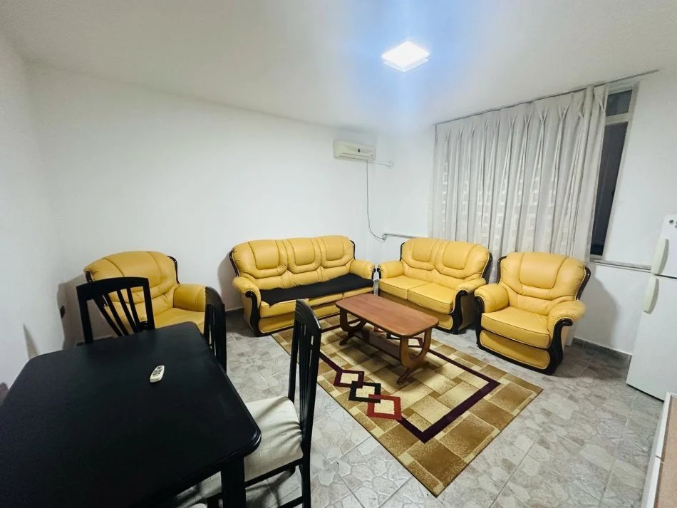 Tirane, jepet me qera apartament 1+1 , 450 € 
