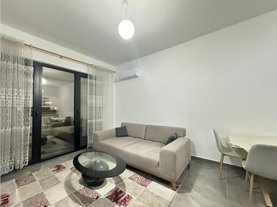 Tirane, jepet me qera apartament 1+1+Ballkon Kati 6, 75 m² 600 € (Rruga e Kavajes)