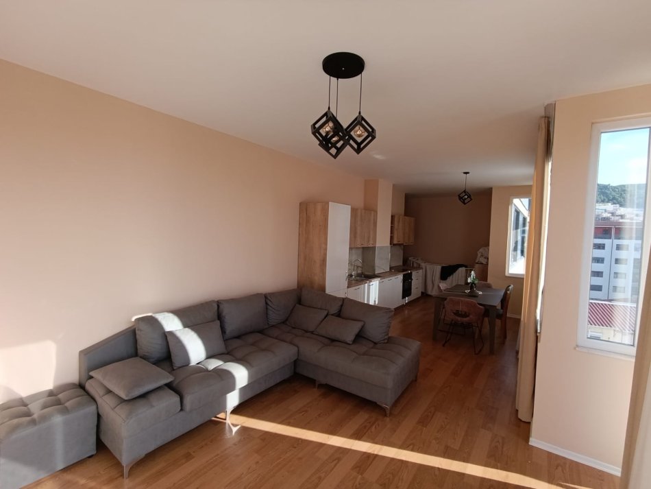 Tirane, jepet me qera apartament 1+1+Aneks+Ballkon Kati 9, 68 m² 500 € (Tek ura kristalit mundesi dhe per bnb)