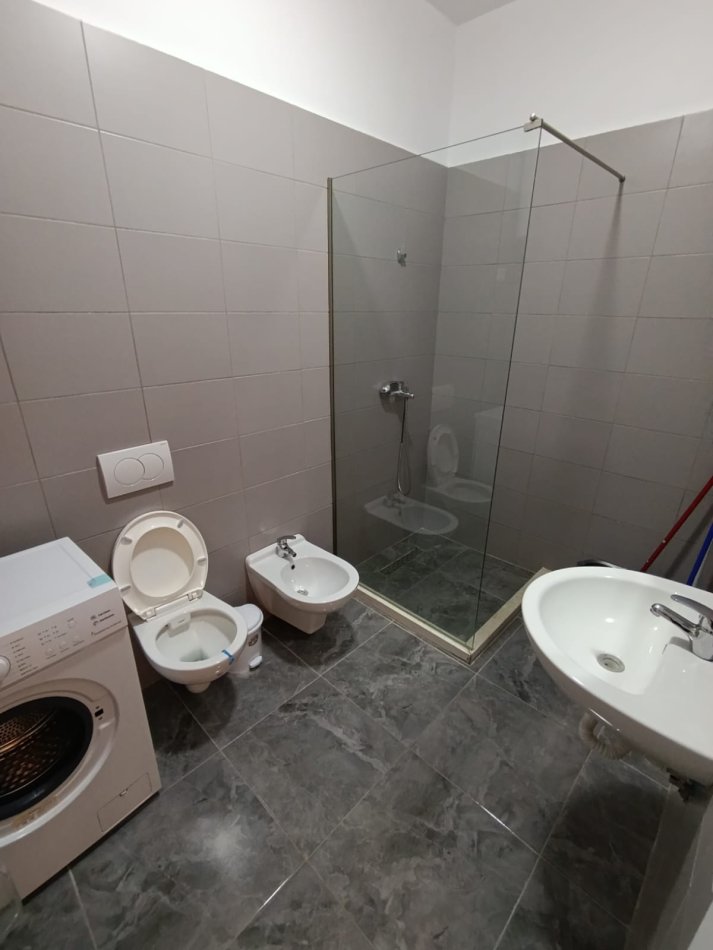 Tirane, jepet me qera apartament 1+1+Aneks+Ballkon Kati 9, 68 m² 500 € (Tek ura kristalit mundesi dhe per bnb)