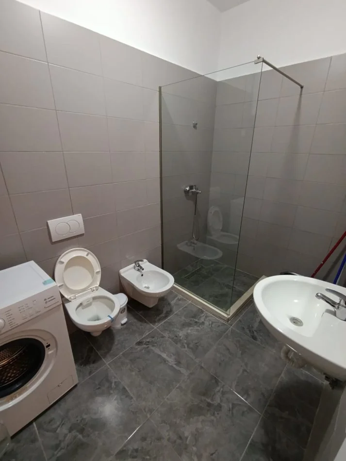 Tirane, jepet me qera apartament 1+1+Aneks+Ballkon Kati 9, 68 m² 500 € (Tek ura kristalit mundesi dhe per bnb)
