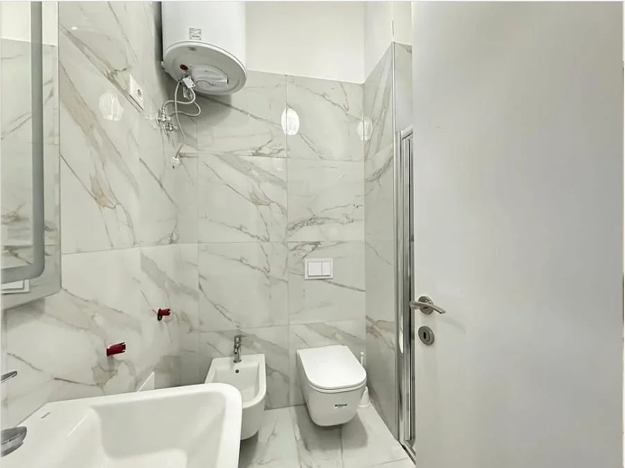 Tirane, jepet me qera apartament 1+1+Ballkon Kati 6, 75 m² 600 € (Rruga e Kavajes)