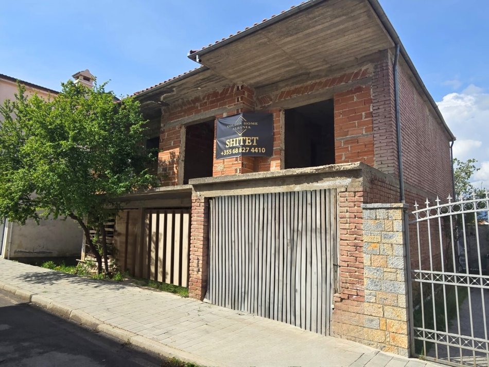 Korce, shitet shtepi private me dokumentacion te rregullt hipotekor!
