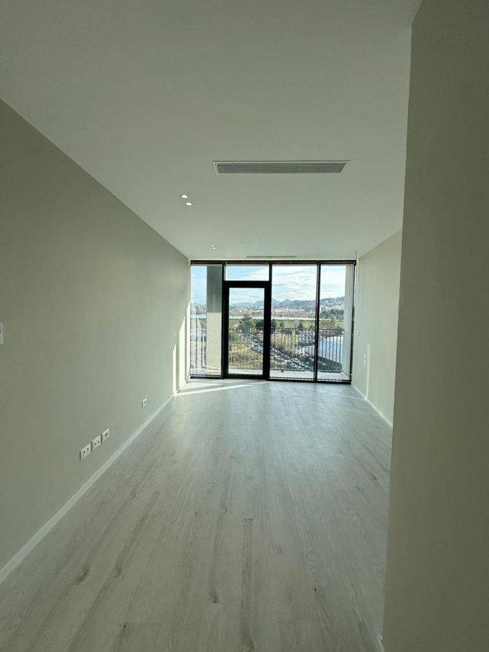 Tirane, jepet me qera zyre Kati 4, 125 m² 1.300 € (Rruga e Kosovareve)