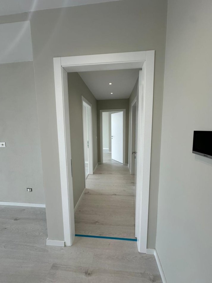 Tirane, jepet me qera zyre Kati 4, 125 m² 1.300 € (Rruga e Kosovareve)