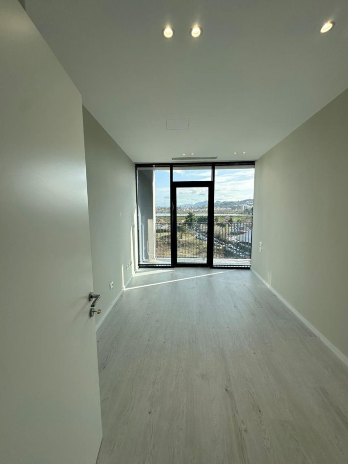 Tirane, jepet me qera zyre Kati 4, 125 m² 1.300 € (Rruga e Kosovareve)
