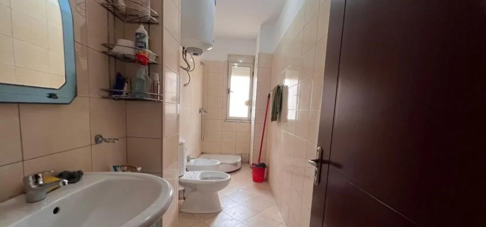 Tirane, jepet me qera apartament 2+1+Ballkon Kati 2, 106 m² 400 €