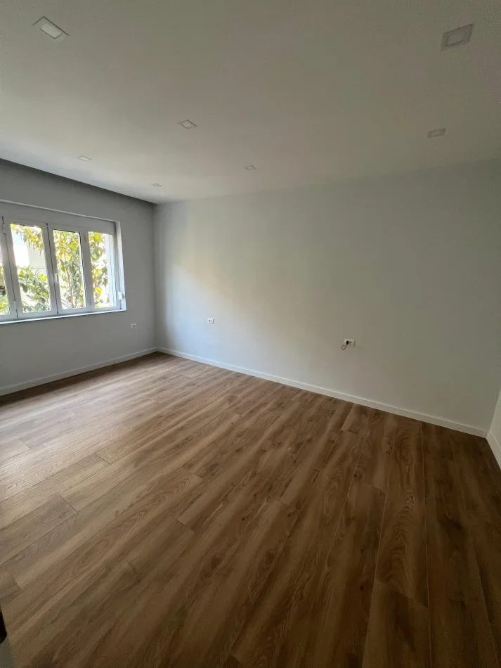 Tirane, jepet me qera zyre Kati 3, 91 m² 1.000 € (Rruga Nikolla Lena Myslym Shyri)