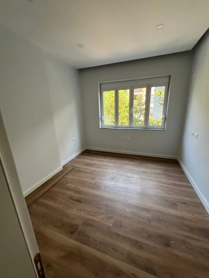 Tirane, jepet me qera zyre Kati 3, 91 m² 1.000 € (Rruga Nikolla Lena Myslym Shyri)