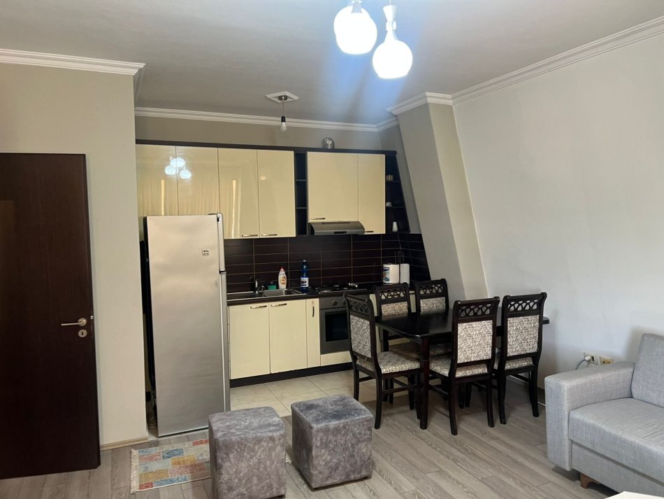 Tirane, jepet me qera apartament 1+1+Aneks Kati 4, 63 m² 500 € (Rruga e Kavajes)