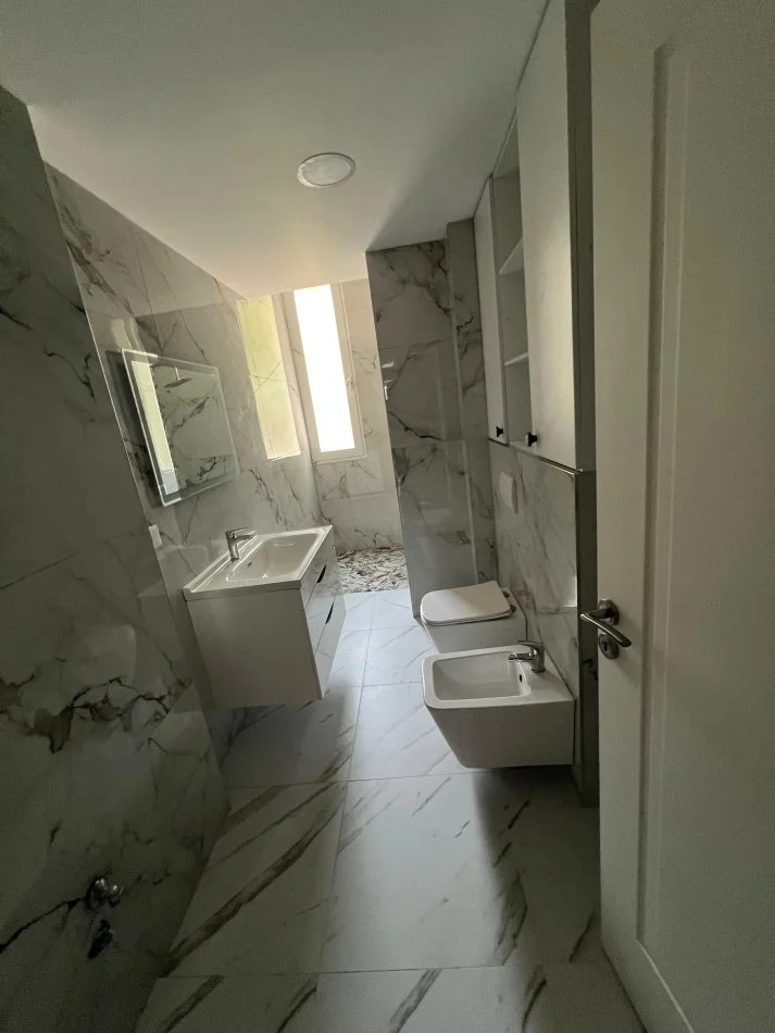 Tirane, jepet me qera zyre Kati 3, 91 m² 1.000 € (Rruga Nikolla Lena Myslym Shyri)