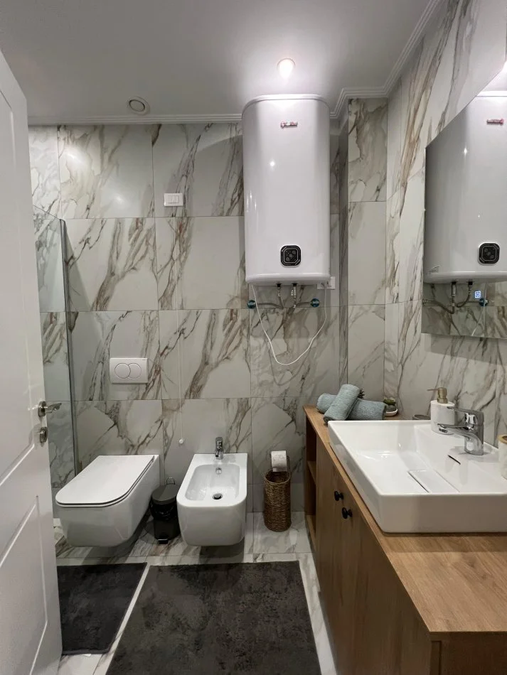 Tirane, jepet me qera apartament 2+1+Ballkon Kati 4, 122 m² 2.200 € (Diga, Lake View)