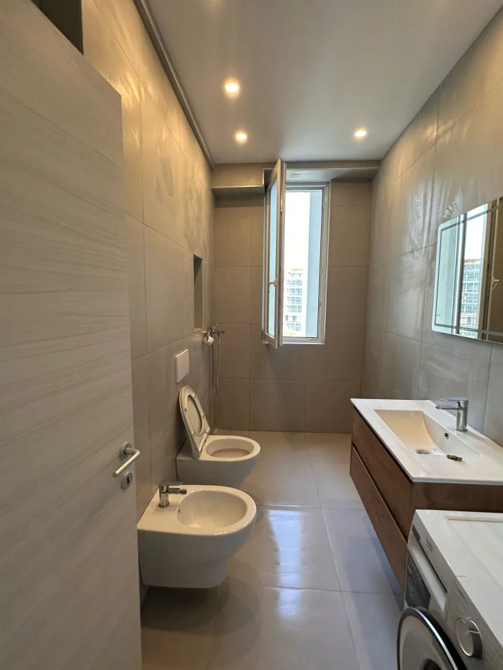 Tirane, jepet me qera apartament 1+1+Aneks+Ballkon Kati 3, 70 m² 600 € (Post parkimi i perfshir,River Residence Astir)