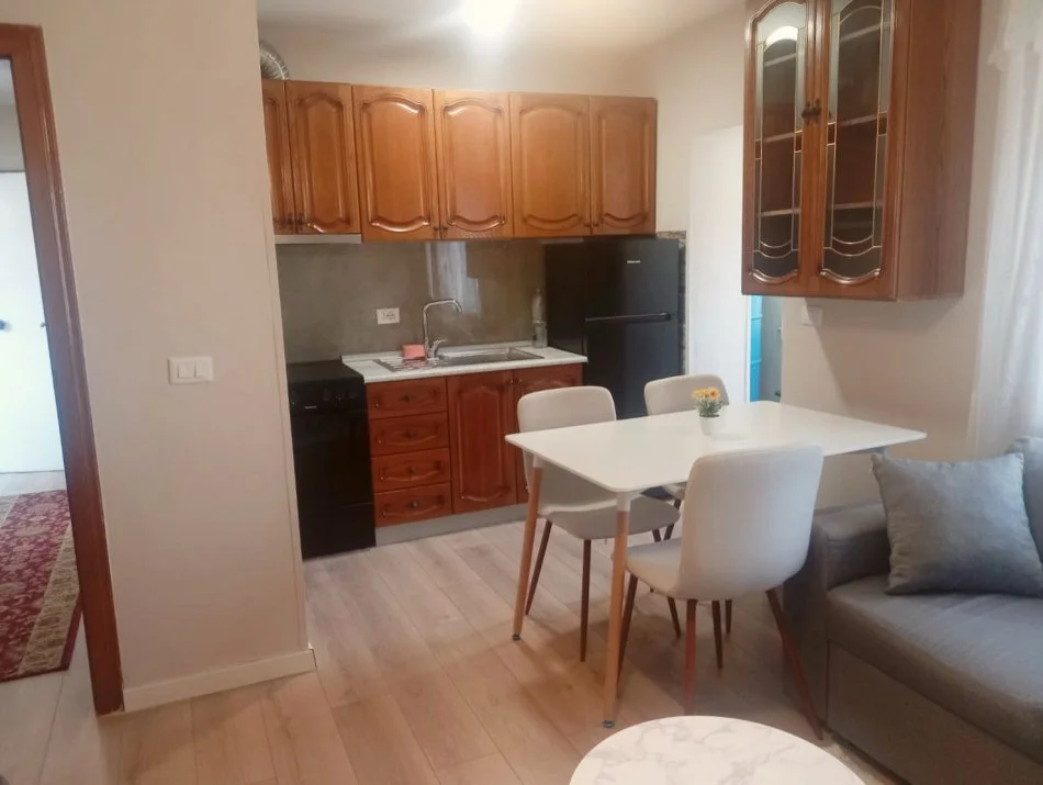 Tirane, jepet me qera apartament 1+1+Aneks Kati 3, 550 € (Mbrapa Ambasades Amerikane)