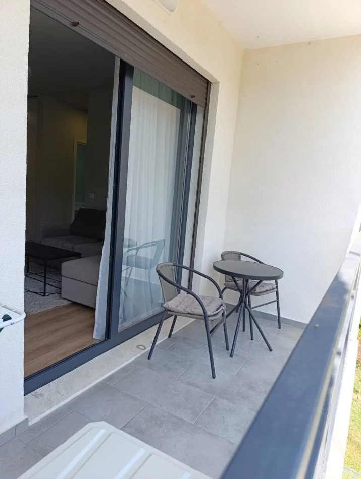 Tirane, jepet me qera apartament 2+1+Ballkon Kati 1, 102 m² 750 € (prane Parkut Botanik dhe residences Kodra e Diellit 1, ne çmim perfshihet edhe post parkimi)