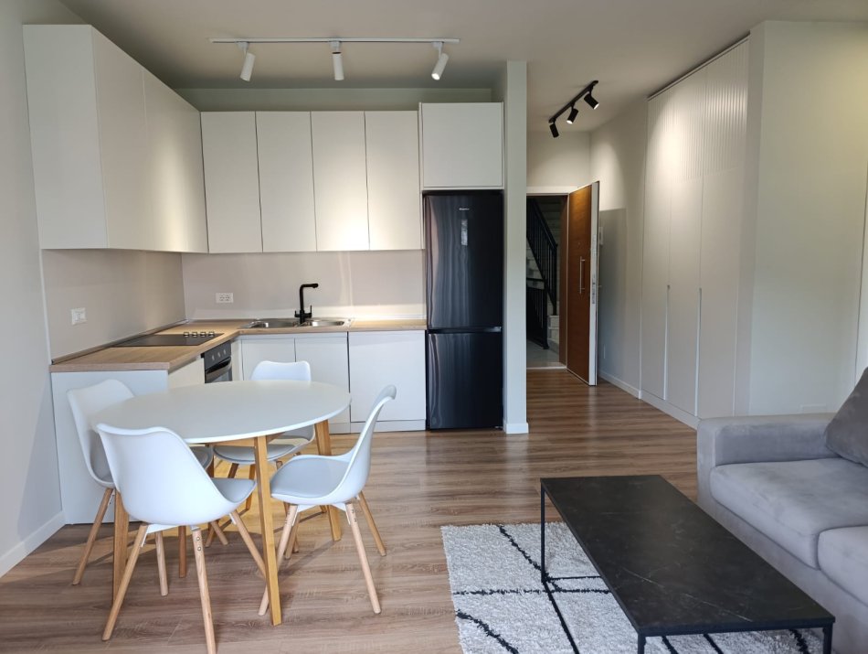Tirane, jepet me qera apartament 2+1+Ballkon Kati 1, 102 m² 750 € (prane Parkut Botanik dhe residences Kodra e Diellit 1, ne çmim perfshihet edhe post parkimi)