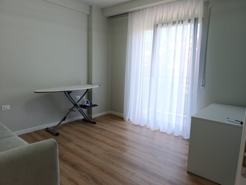 Tirane, jepet me qera apartament 2+1+Ballkon Kati 1, 102 m² 750 € (prane Parkut Botanik dhe residences Kodra e Diellit 1, ne çmim perfshihet edhe post parkimi)