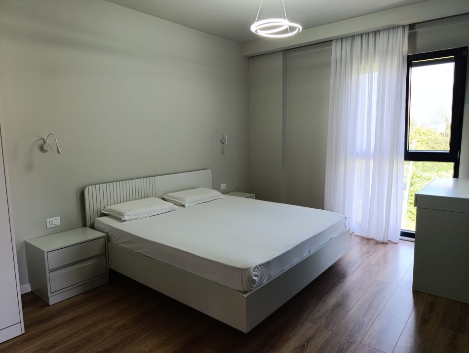 Tirane, jepet me qera apartament 2+1+Ballkon Kati 1, 102 m² 750 € (prane Parkut Botanik dhe residences Kodra e Diellit 1, ne çmim perfshihet edhe post parkimi)