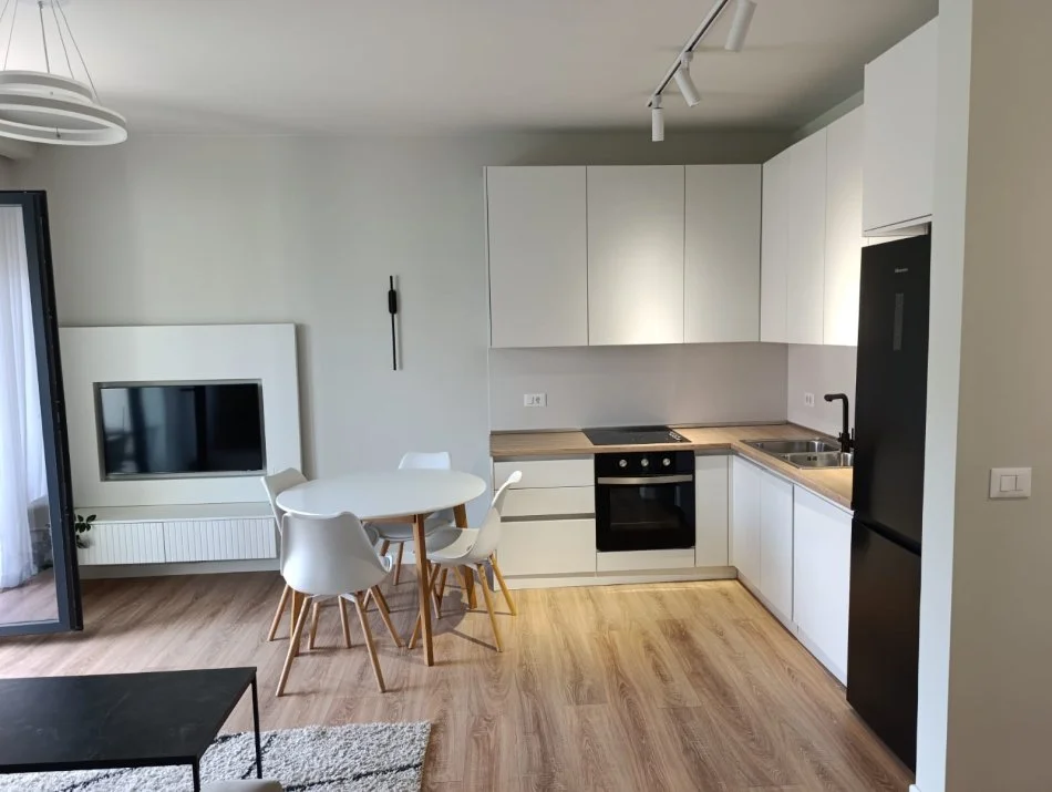 Tirane, jepet me qera apartament 2+1+Ballkon Kati 1, 102 m² 750 € (prane Parkut Botanik dhe residences Kodra e Diellit 1, ne çmim perfshihet edhe post parkimi)