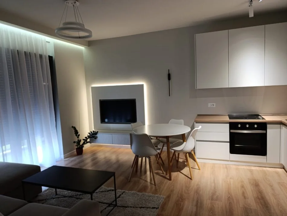Tirane, jepet me qera apartament 2+1+Ballkon Kati 1, 102 m² 750 € (prane Parkut Botanik dhe residences Kodra e Diellit 1, ne çmim perfshihet edhe post parkimi)