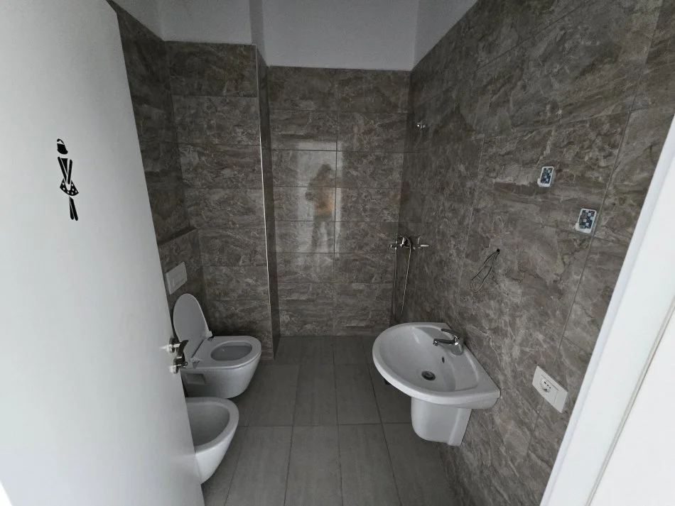 Tirane, jepet me qera apartament 3+1+Aneks+Ballkon Kati 2, 110 m² 1.000 € (Mbrapa sq21 jepet per zyra)