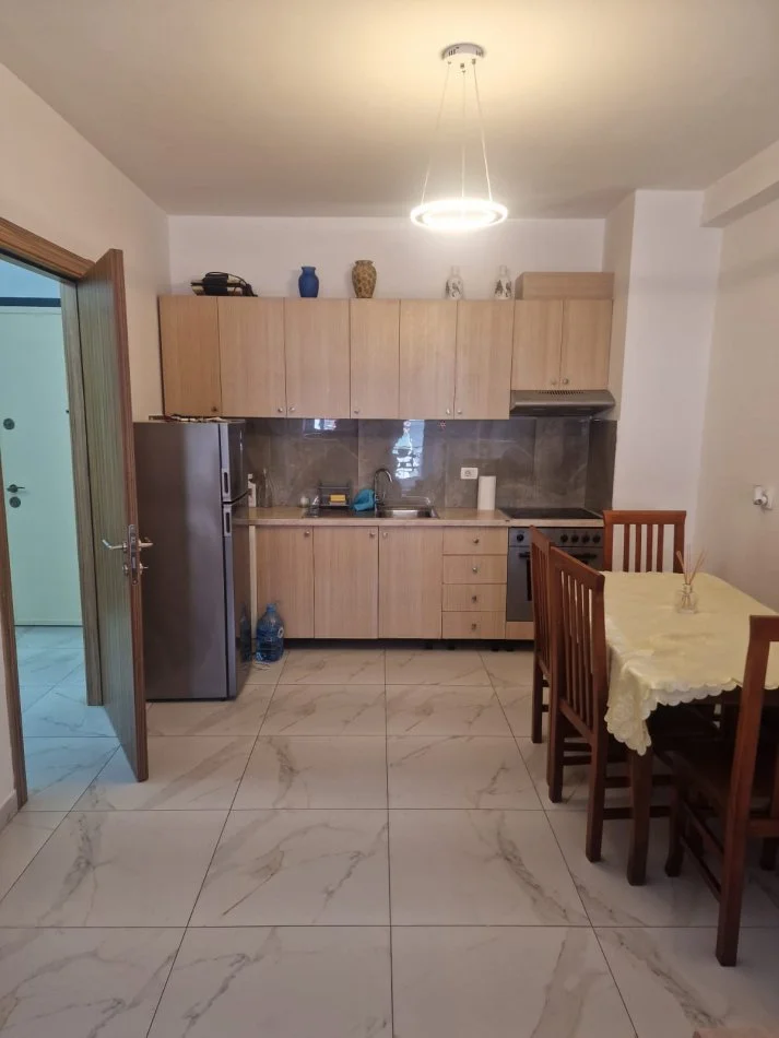 Shqiperi, jepet me qera apartament 2+1+Ballkon Kati 7, 80 m² 400 € (Perball American 3)