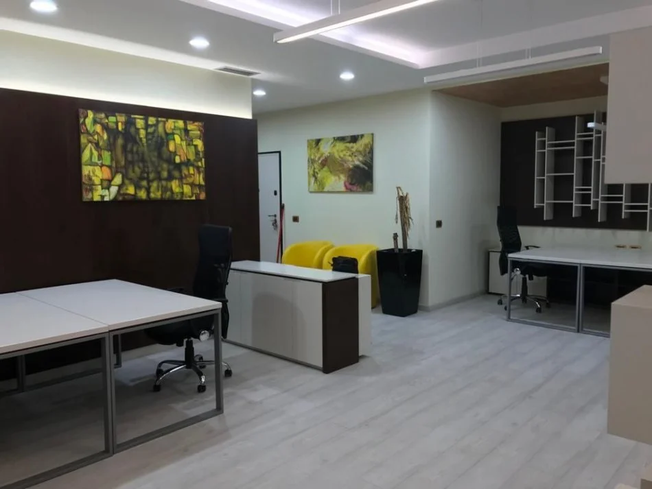 Tirane, jepet me qera zyre Kati 5, 146 m² 2.500 € (Bllok)