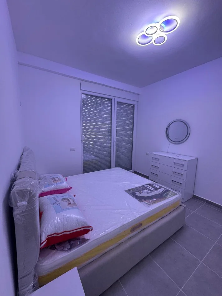 Tirane, jepet me qera apartament 1+1+Ballkon Kati 1, 400 € 