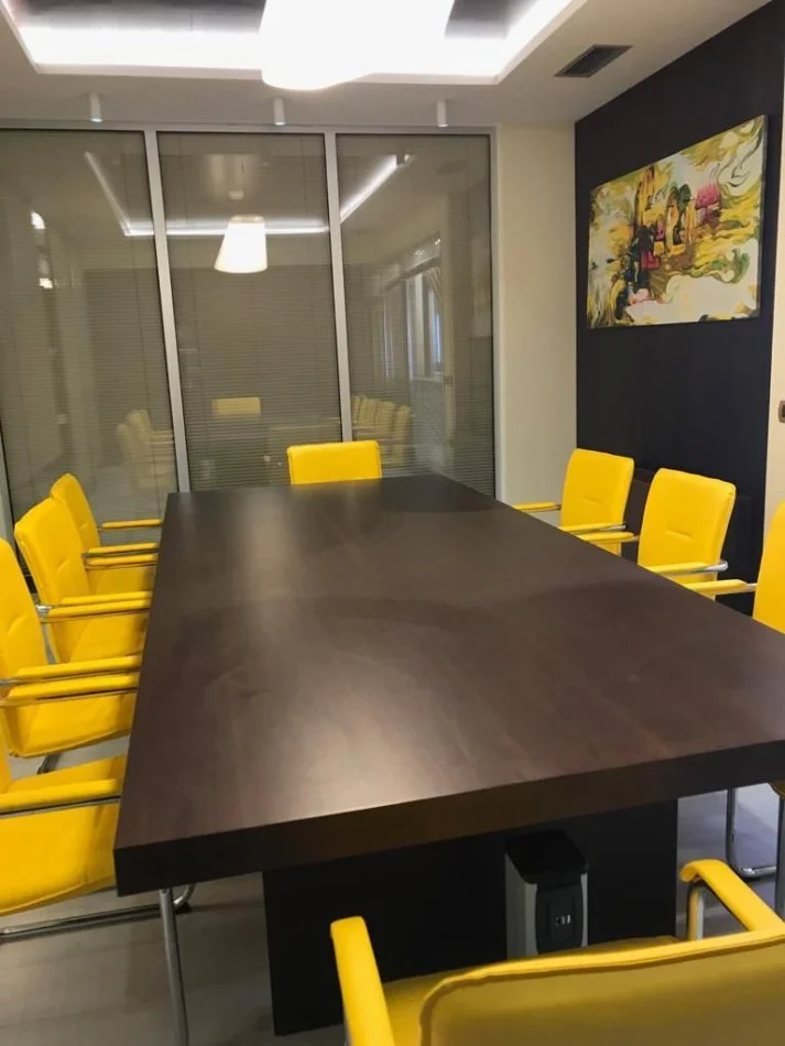 Tirane, jepet me qera zyre Kati 5, 146 m² 2.500 € (Bllok)