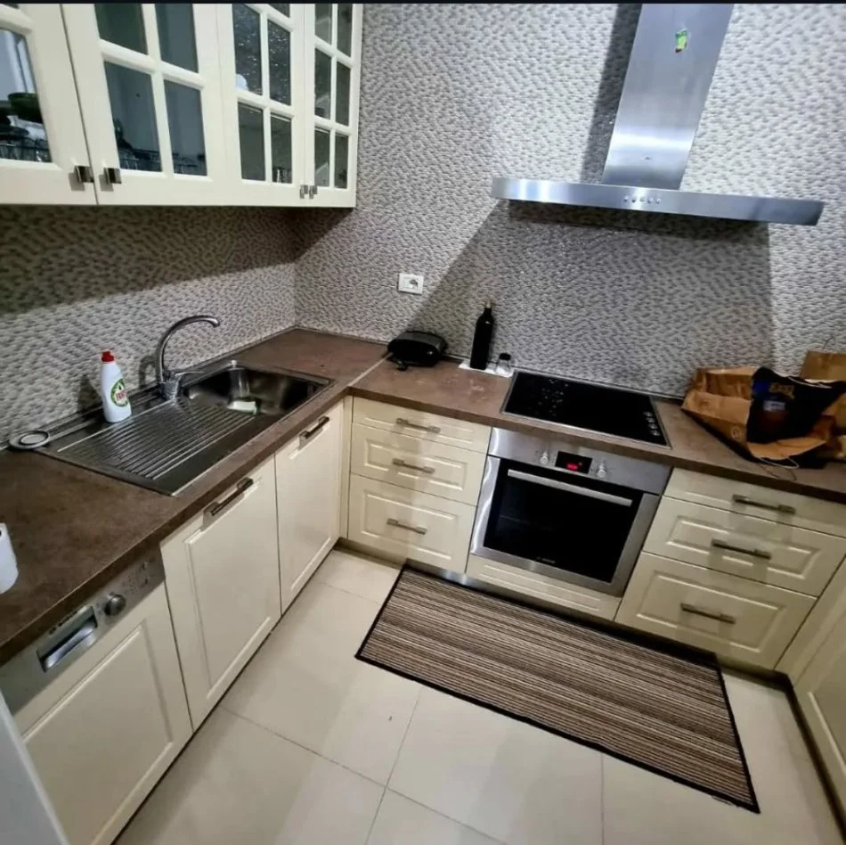 Tirane, jepet me qera apartament 2+1+Ballkon Kati 5, 110 m² 900 € 