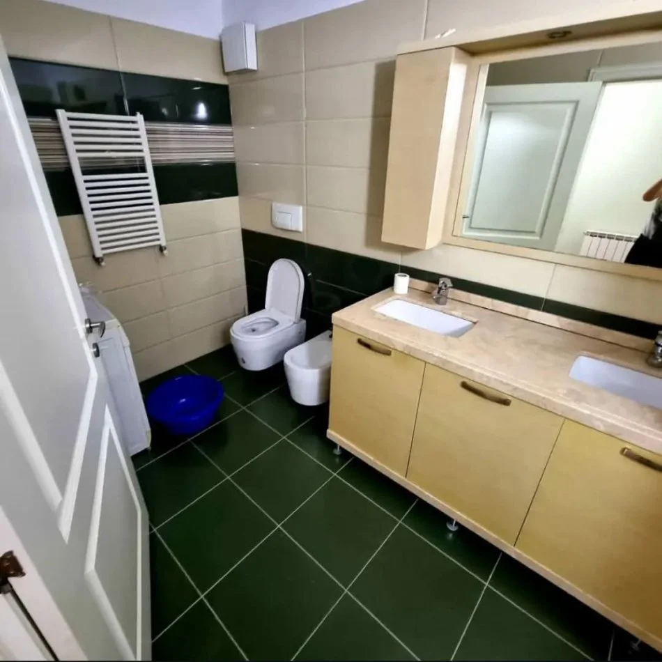 Tirane, jepet me qera apartament 2+1+Ballkon Kati 5, 110 m² 900 € 