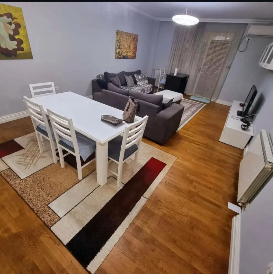 Tirane, jepet me qera apartament 2+1+Ballkon Kati 5, 110 m² 900 € 