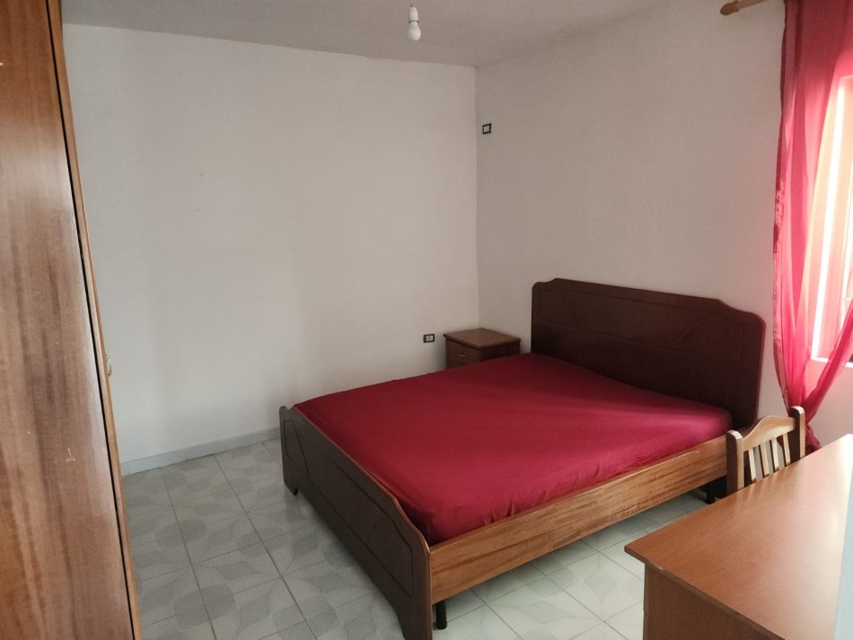 Tirane, jepet me qera shtepi 1+1 Kati 1, 48 m² 300 € (Mantho Nakuci)